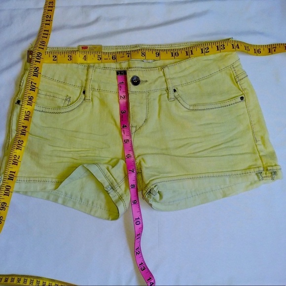 Yellow Levi’s Shorty Shorts - Picture 5 of 5